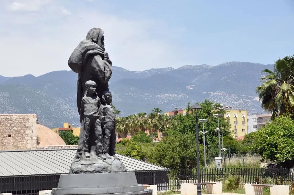 Statua moderna di San Nicola a Demre odierna Myra