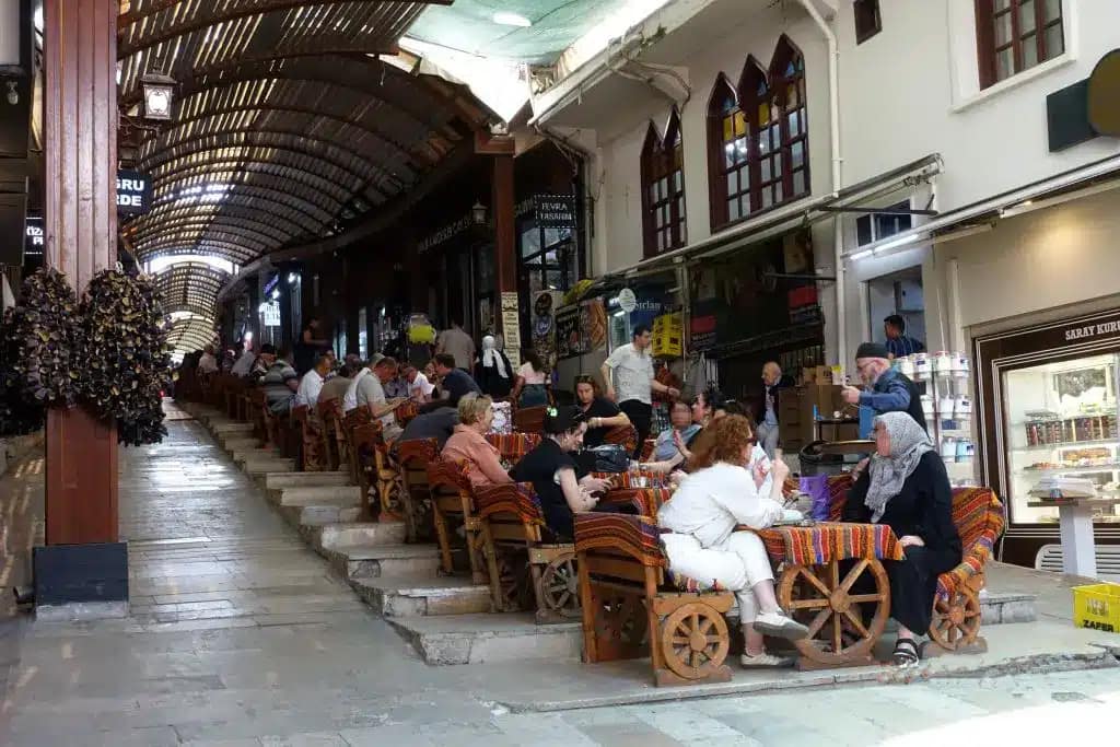 Sala da te verticale all interno del bazar di Kaleici a Denizli